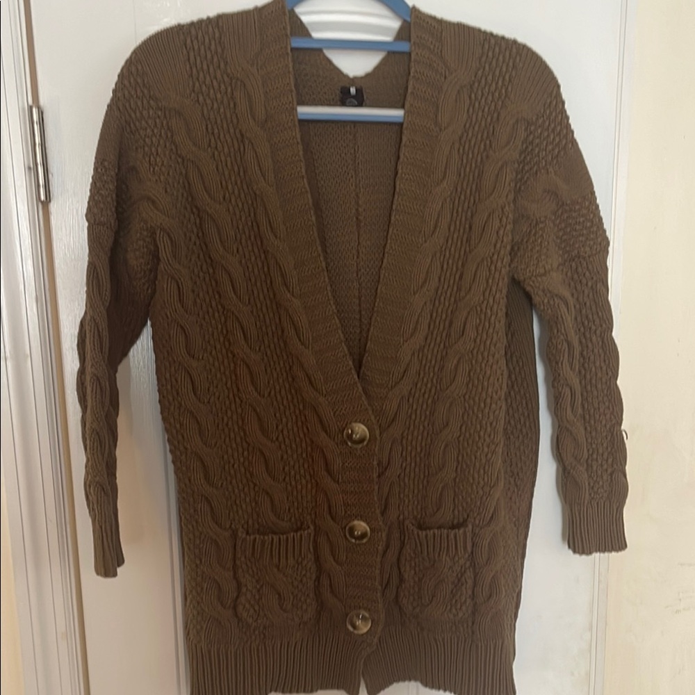 Green Cardigan Sweater with Textured Knit Pattern and Long Sleeves